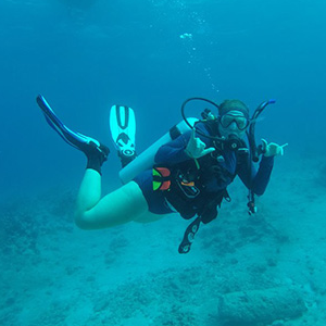 Abby Knipp underwater